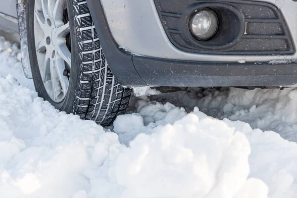 Ein Auto Ist Winter Auf Der Schneeglatten Straße Unterwegs — Stockfoto