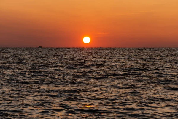 Una Bella Alba Arancione Sulla Spiaggia Riva Mare Con Silhouette — Foto Stock