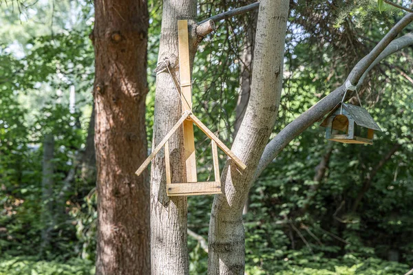 Gul Fågel Och Ekorre Matarhus Från Plywood Hänger Ett Brunt — Stockfoto