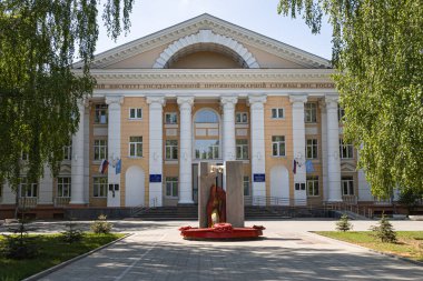 Yekaterinburg, Rusya - 25 05 2021: Kızıl Yangın Anıtı ve Rusya Devlet İtfaiye Teşkilatı Ural Enstitüsü