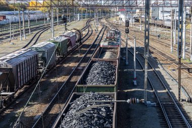 Elektrikli trenler yaz günü tren istasyonundadır.