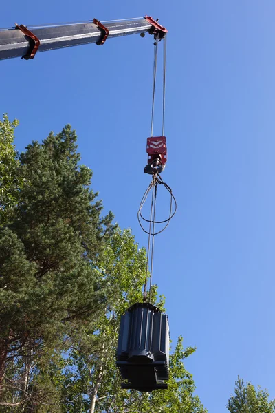 Crane háček zvedne napájecí transformátor — Stock fotografie