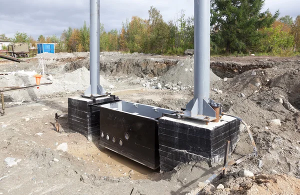 Metalen en betonnen structuren worden geassembleerd voor installatie — Stockfoto