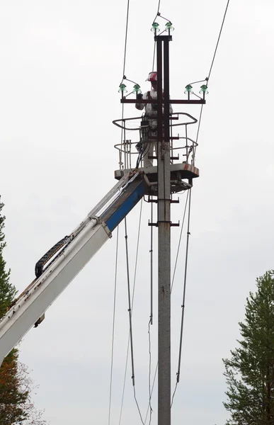 Elektryk praca w słup — Zdjęcie stockowe