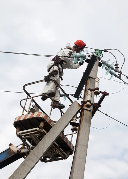 Bir ayağı çalışma elektrikçi — Stok fotoğraf