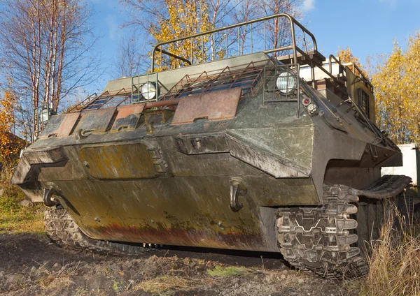 Das Kettenfahrzeug für den Transport der Soldaten — Stockfoto