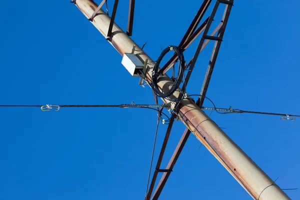 Comunicaciones de fibra óptica en línea eléctrica y electricidad — Foto de Stock