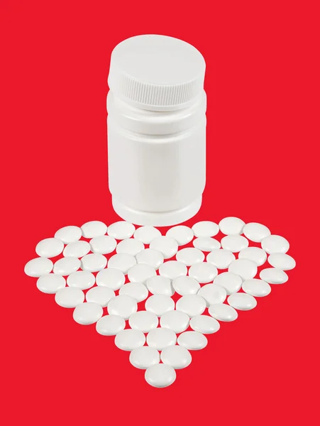 Tabletten sind in Herzform verstreut — Stockfoto