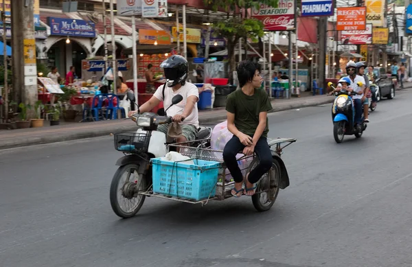 Patong - 26. April: Motorräder und Minibikes auf den Straßen von th — Stockfoto
