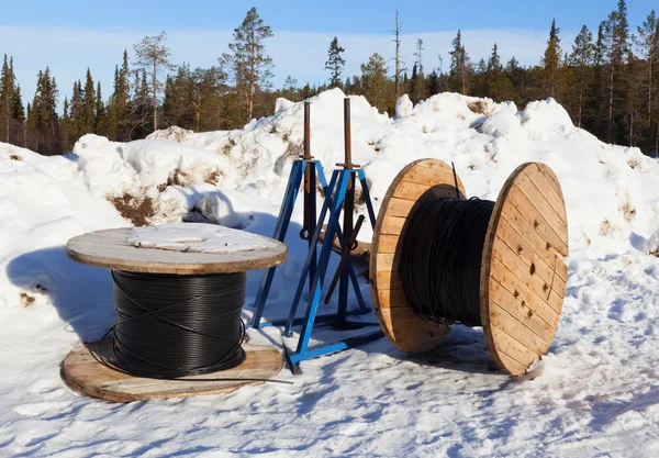 Bębny kablowe w śniegu — Zdjęcie stockowe