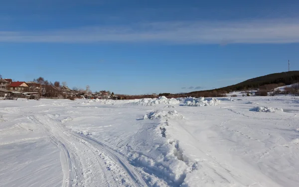 Rivière sous la neige et la glace — Photo