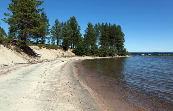 The beach on the lake Kolvitsa — Stock Photo, Image