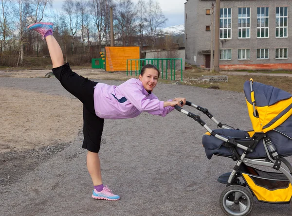 Joven mujer se dedica a aeróbic en un estadio —  Fotos de Stock