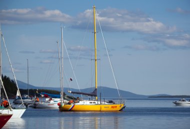 Rusya, Kandalaksha - 30 Haziran 2015: Kruvazör yatları yarışı. 