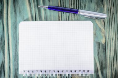 gevşek yaprak defter bir kalem tablo ile