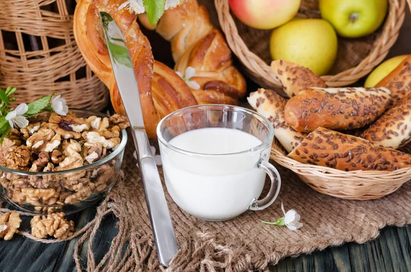 Taza de leche con pasteles frescos y nueces — Foto de Stock