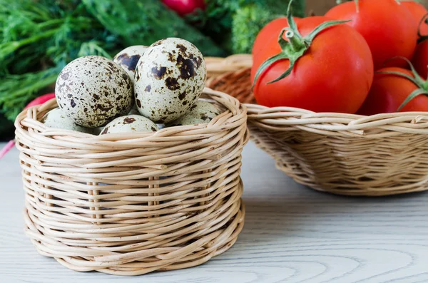 Bıldırcın yumurtası içinde bir sepet sepet kamışı — Stok fotoğraf