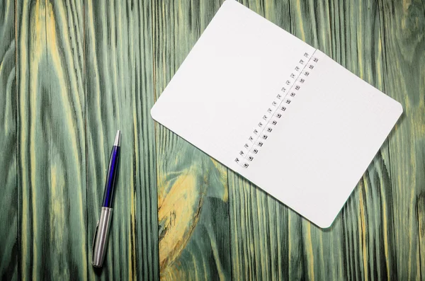 Caderno de folhas soltas com uma caneta na mesa — Fotografia de Stock