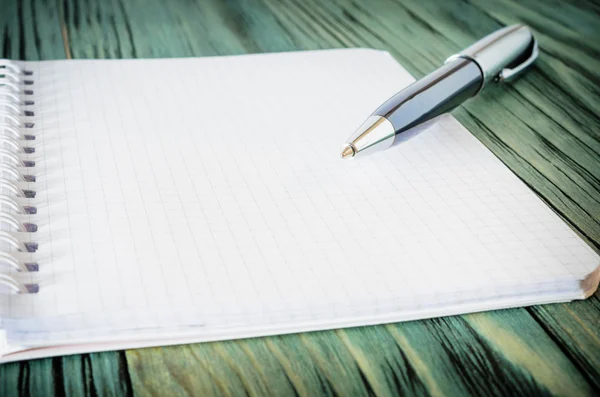 Caderno de folhas soltas com uma caneta na mesa — Fotografia de Stock