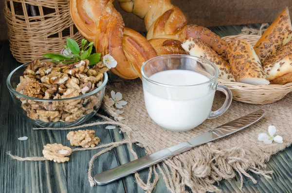 Taza de leche con pasteles frescos y nueces — Foto de Stock