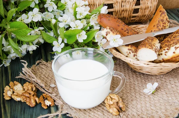 Taza de leche con pasteles frescos y nueces — Foto de Stock