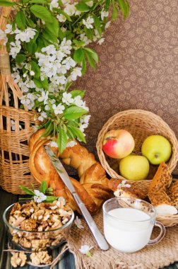  süt taze hamur işleri ve fındık ile fincan