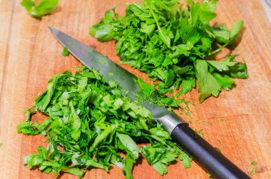 Kesme tahtası üzerinde doğranmış otlar