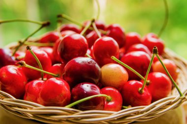 Olgun Kiraz bir hasır tabak tabak içinde