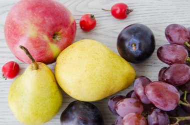 ahşap arka plan üzerinde kırsal meyve