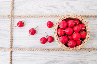 ahşap arka plan üzerinde kırsal meyve