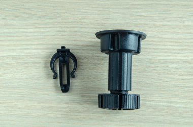 mobilya siyah plastik mutfak seti için destek, ahşap arka planda.