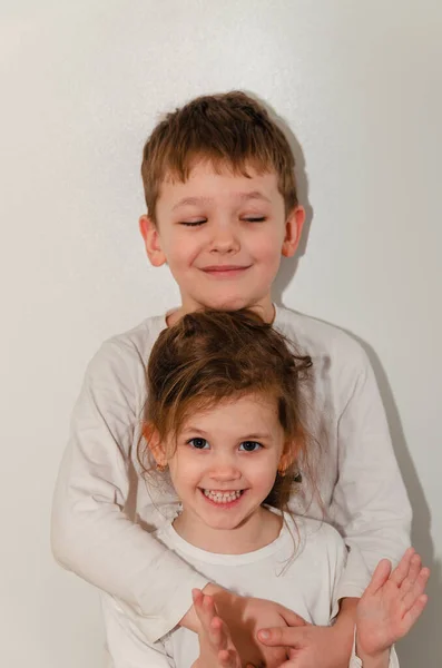 Little baht and his sister hug and smile. — Stock Photo, Image