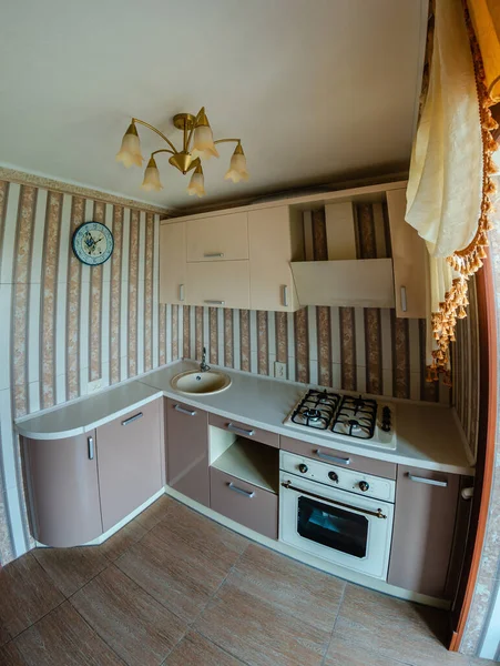 Мебель для кухни, современный интерьер для небольших помещений — стоковое фото