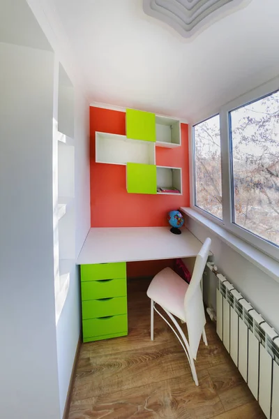 Рабочее место за столом, в детской комнате, домашняя обстановка — стоковое фото