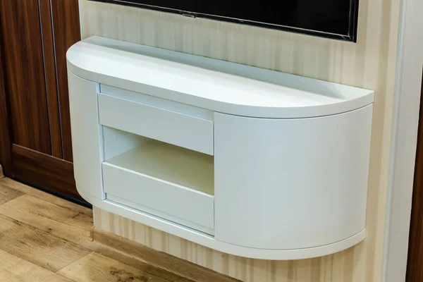 Furnitur modern dalam desain minimalis dieksekusi dalam warna putih di interior rumah. — Stok Foto