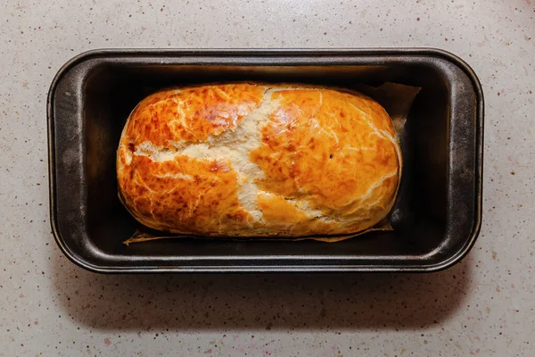 Domowej roboty gorący chleb w naczyniu do pieczenia. — Zdjęcie stockowe