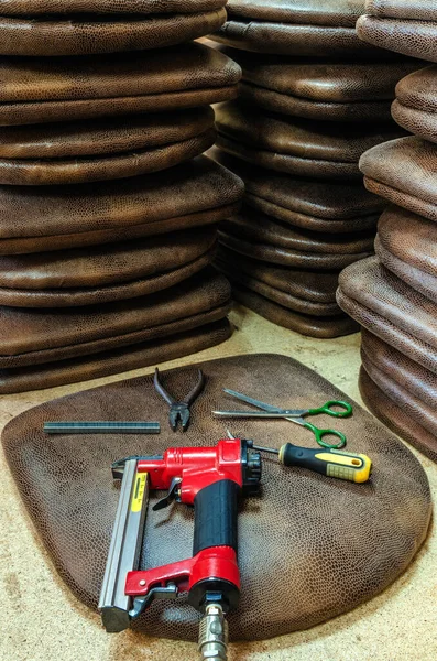 오래 된 낡은 가구를 만드는 사람, 작업장에서, 작업 과정. — 스톡 사진