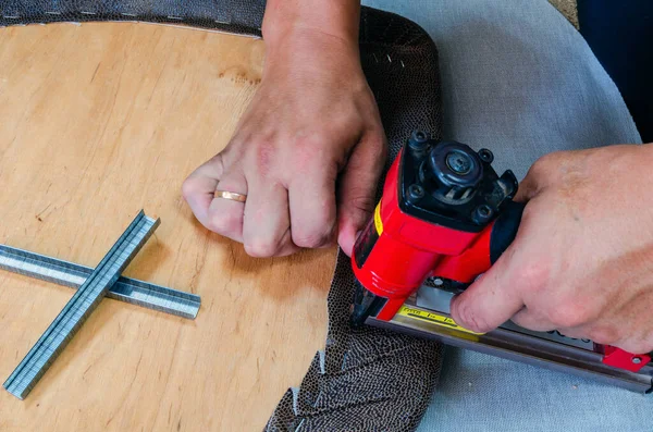 Tillverkning Stoppade Möbler Möbelklädsel Med Tryckluftsapparat Närbild — Stockfoto