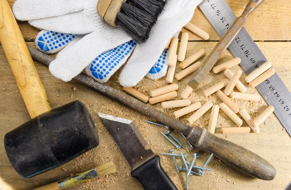 Herramientas de trabajo sobre una mesa de madera —  Fotos de Stock