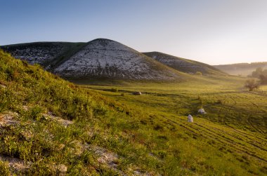 Bahar manzara, mor dağlar arasında şafak Gezgin