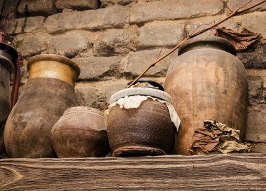 Bir gaz lambası ile eski seramik ve cam şişeler
