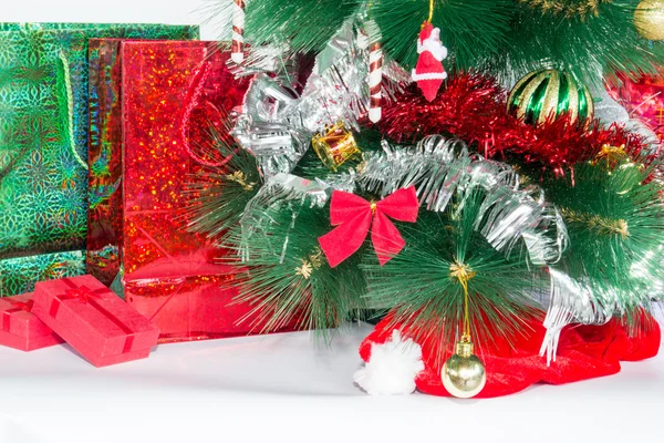 Cadeaus onder kerstboom — Stockfoto