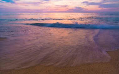 Canlı bir gökyüzü arka planına sahip renkli bir deniz manzarası