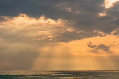 Canlı bir gökyüzü arka planına sahip renkli bir deniz manzarası