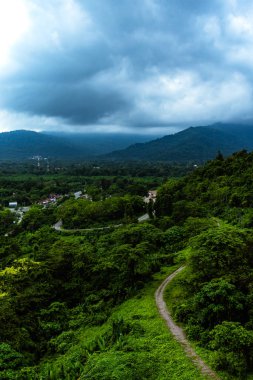 Nakhonnayok, Tayland 'da vadi ve dağlarla dolu canlı bir manzara.