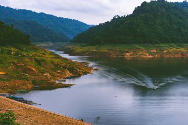 Dam Khun Dan Pra Kan Cho, Nakhonnayok, Tayland 'da dağ geçmişine sahip bir resoervoir.