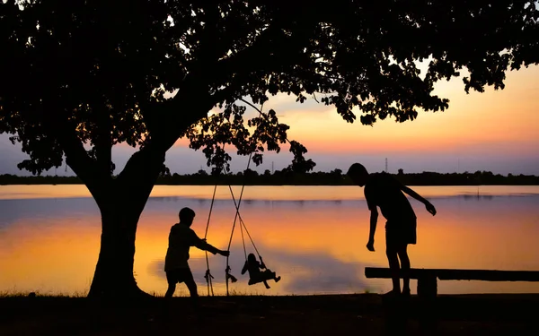 Trois Enfants Silhouette Balançant Sous Arbre Silhouette Avec Fond Lac — Photo