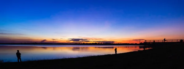 Silhouette Personnes Bord Eau Avec Fond Coucher Soleil — Photo