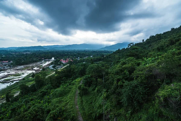 Nakhonnayok Tayland Vadi Dağlarla Dolu Canlı Bir Manzara — Stok fotoğraf