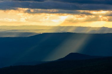 Tayland 'ın Phu Kra Dueng Ulusal Parkı' nda güneş ışığıyla kaplı dağ sırtları